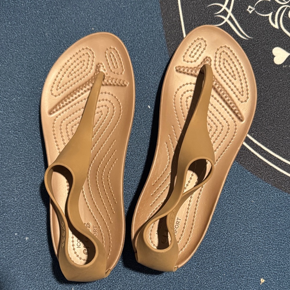 Crocs Serena flip sandal